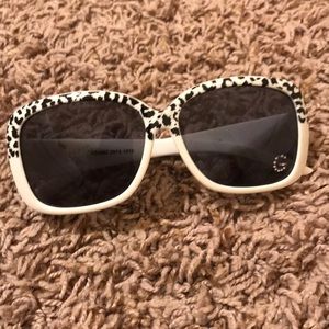 Cheetah print kids sunglasses with embellished “G”